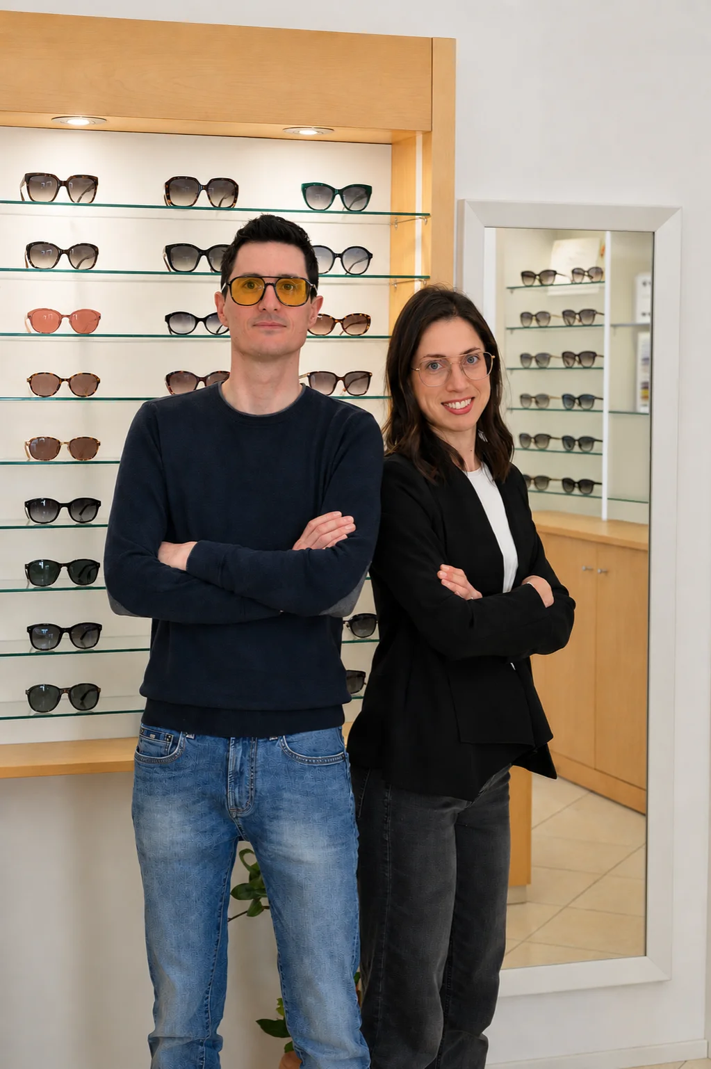 Renè e Silvia nel negozio Ottica Foto Tait, ottici esperti a mezzolombardo